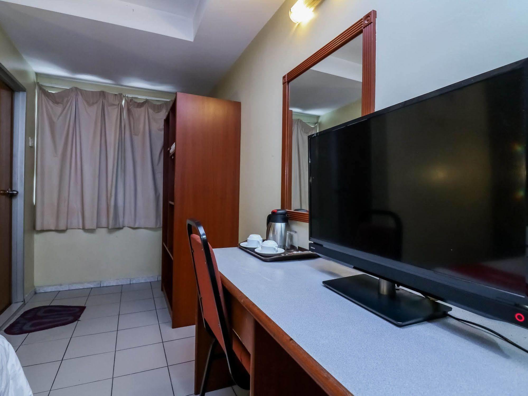 Oyo 447 Comfort Hotel Meru Klang Bagian luar foto