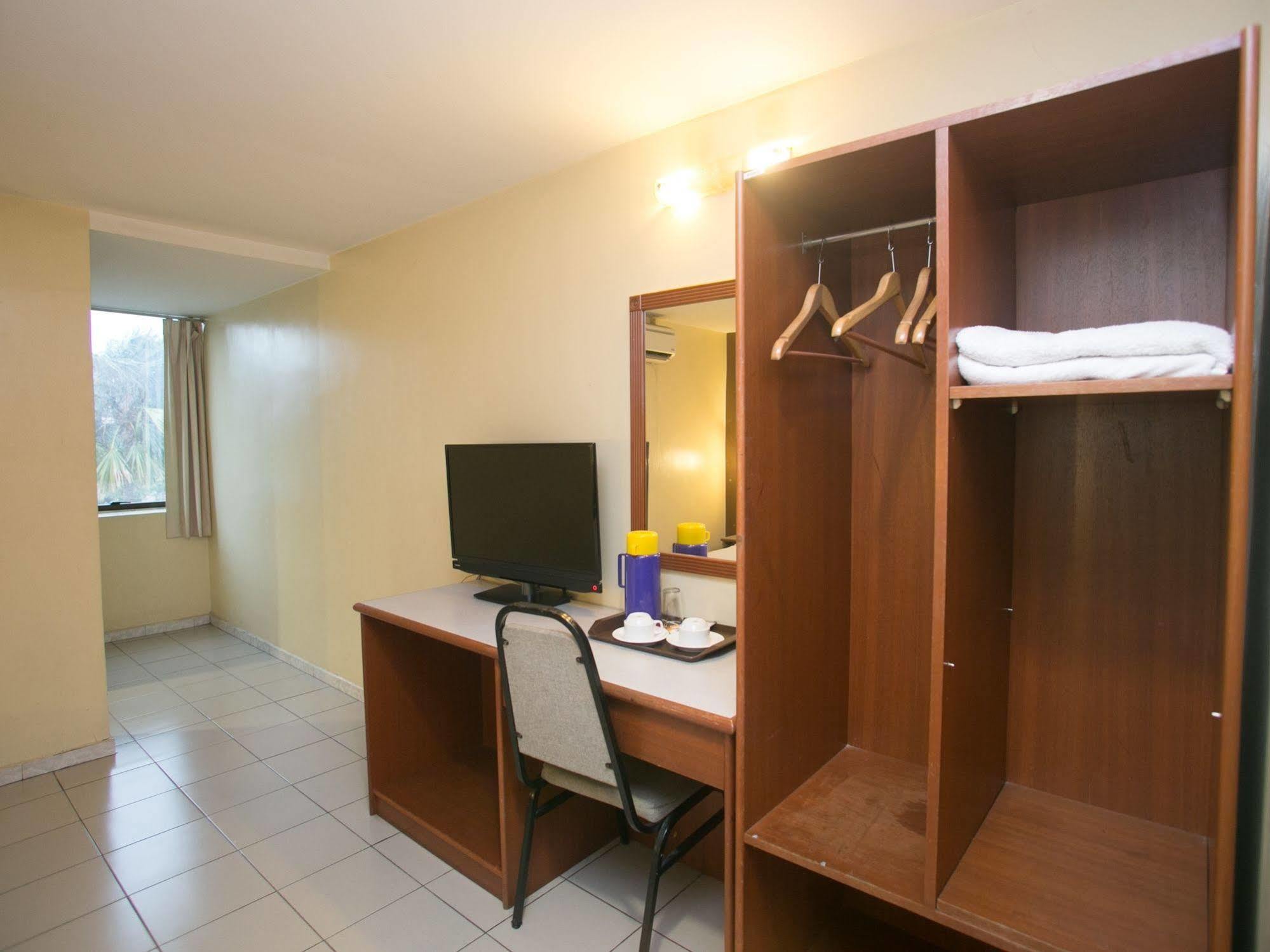 Oyo 447 Comfort Hotel Meru Klang Bagian luar foto