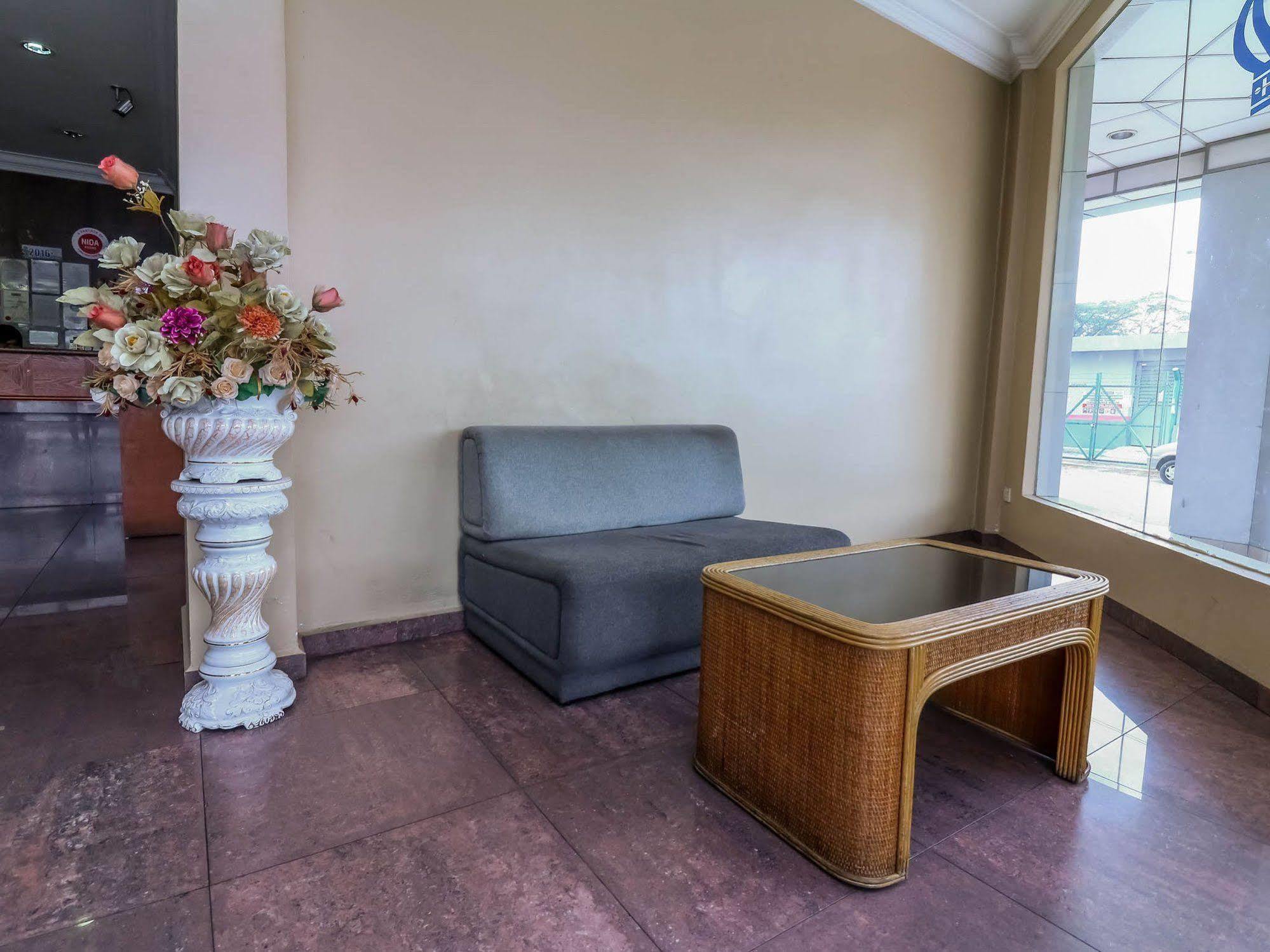 Oyo 447 Comfort Hotel Meru Klang Bagian luar foto