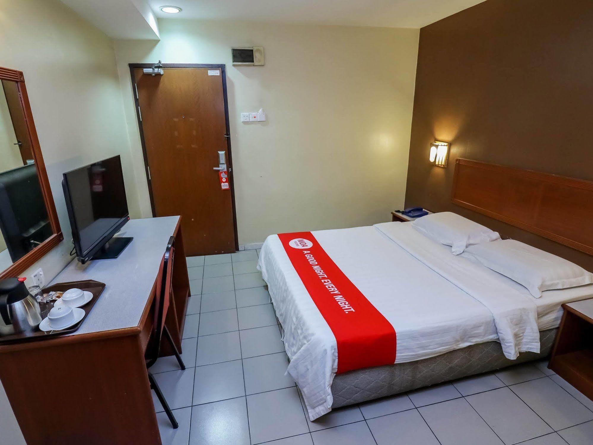Oyo 447 Comfort Hotel Meru Klang Bagian luar foto