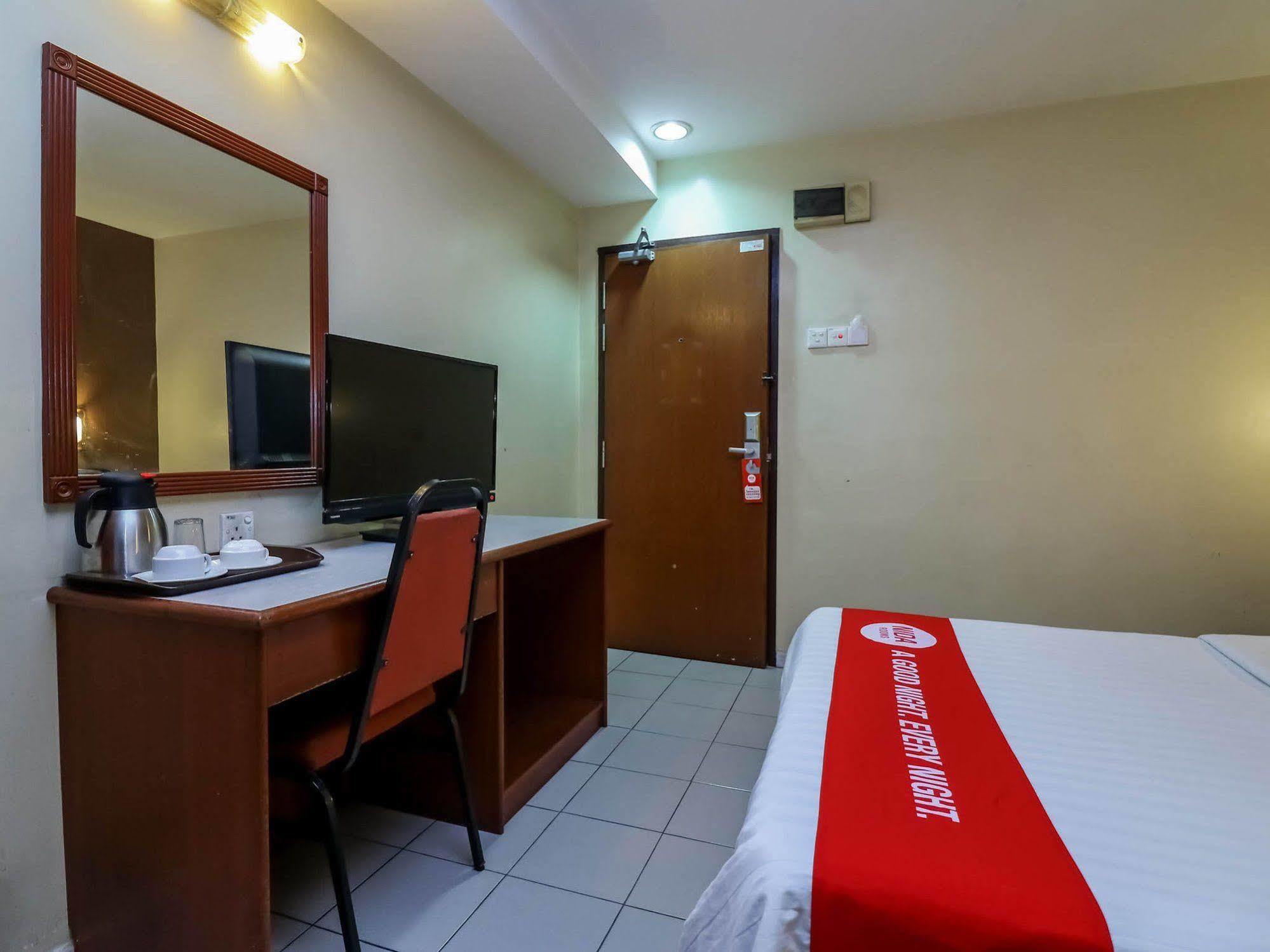 Oyo 447 Comfort Hotel Meru Klang Bagian luar foto