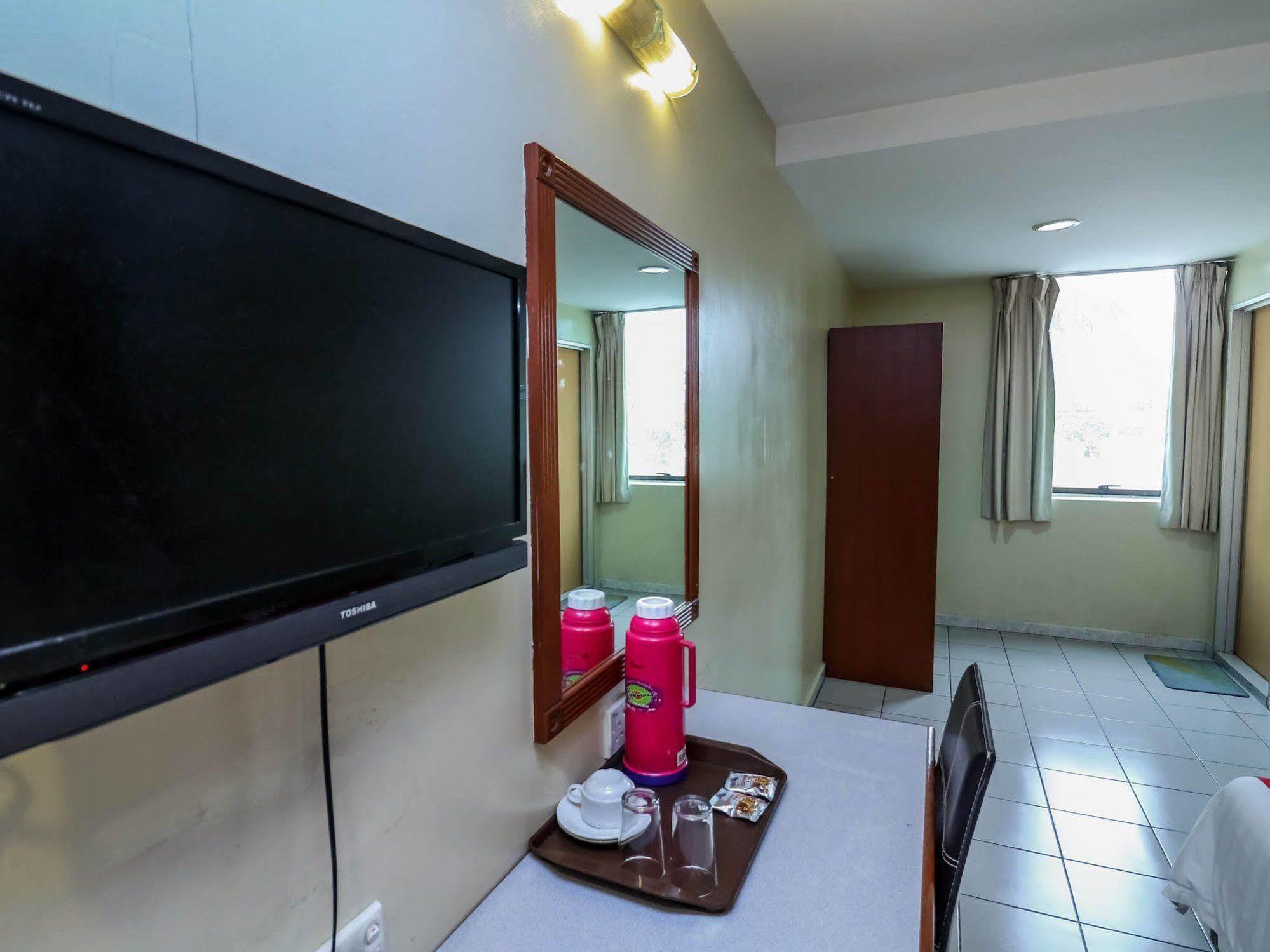 Oyo 447 Comfort Hotel Meru Klang Bagian luar foto