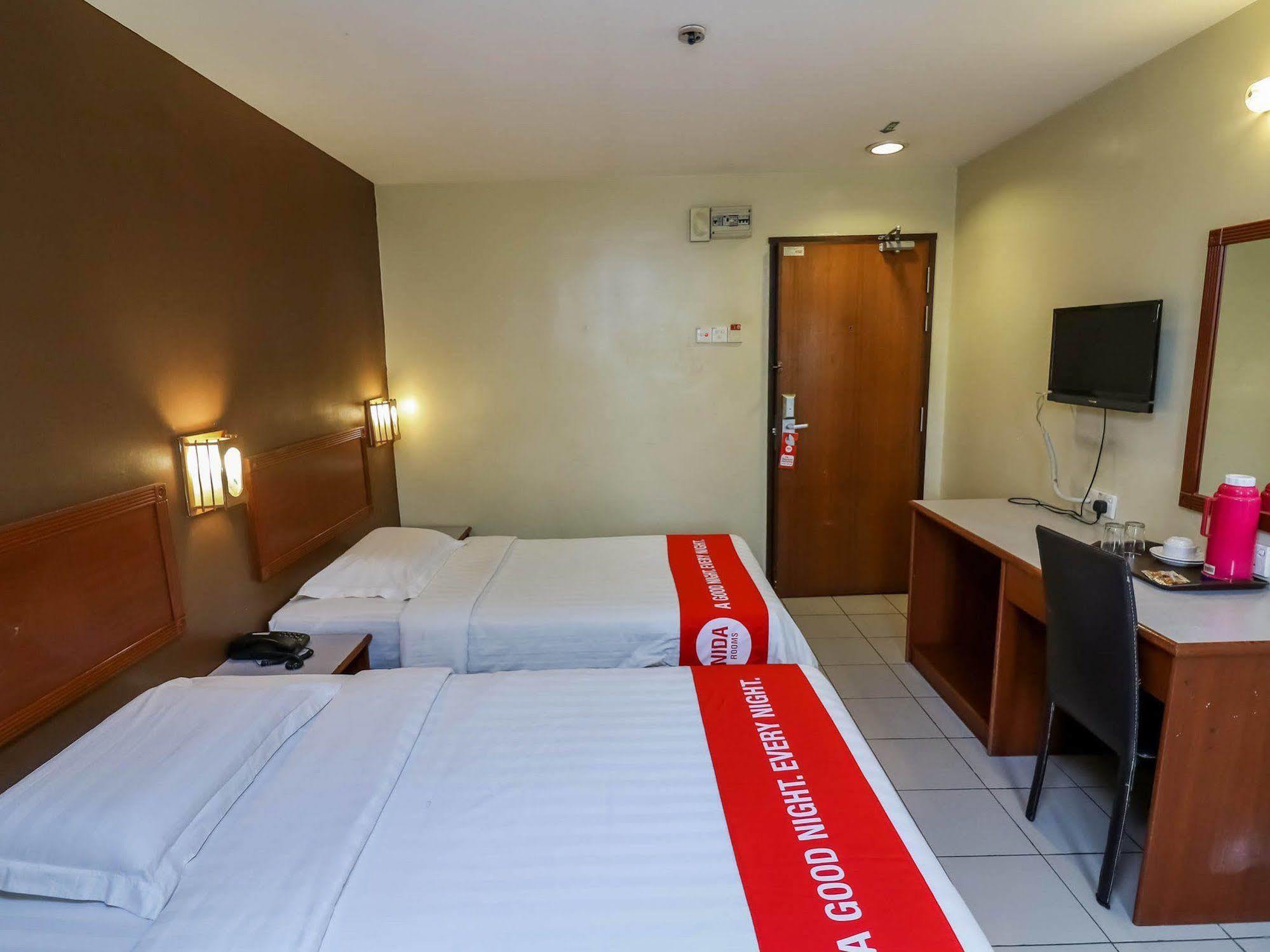 Oyo 447 Comfort Hotel Meru Klang Bagian luar foto